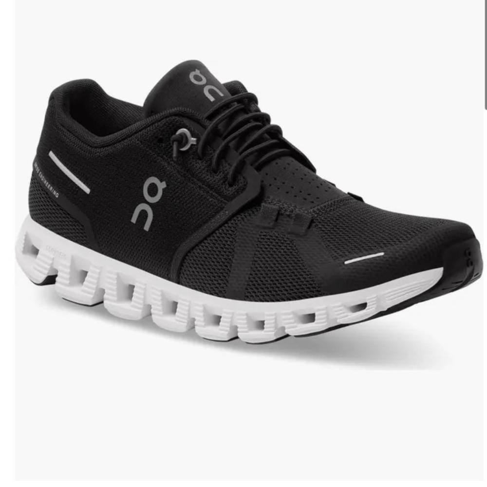ON Cloud 5 Women’s Black/White size 9.5